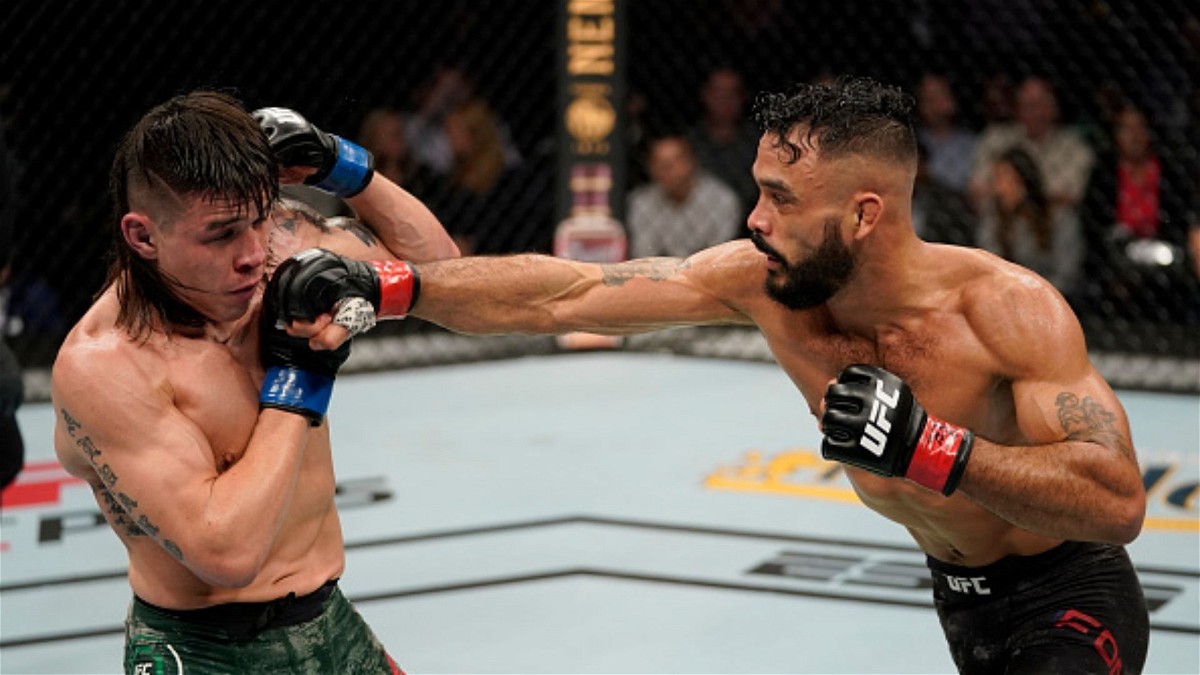 Rob Font punches Ricky Simon