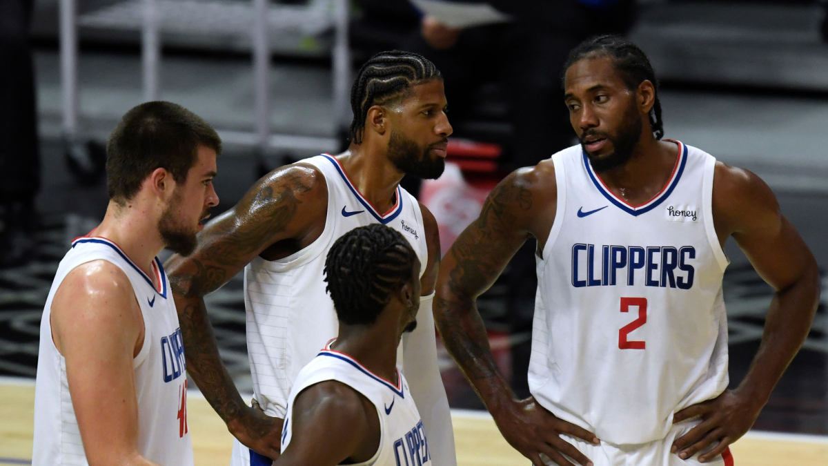 LA Clippers Kawhi Leonard and Pg with squad