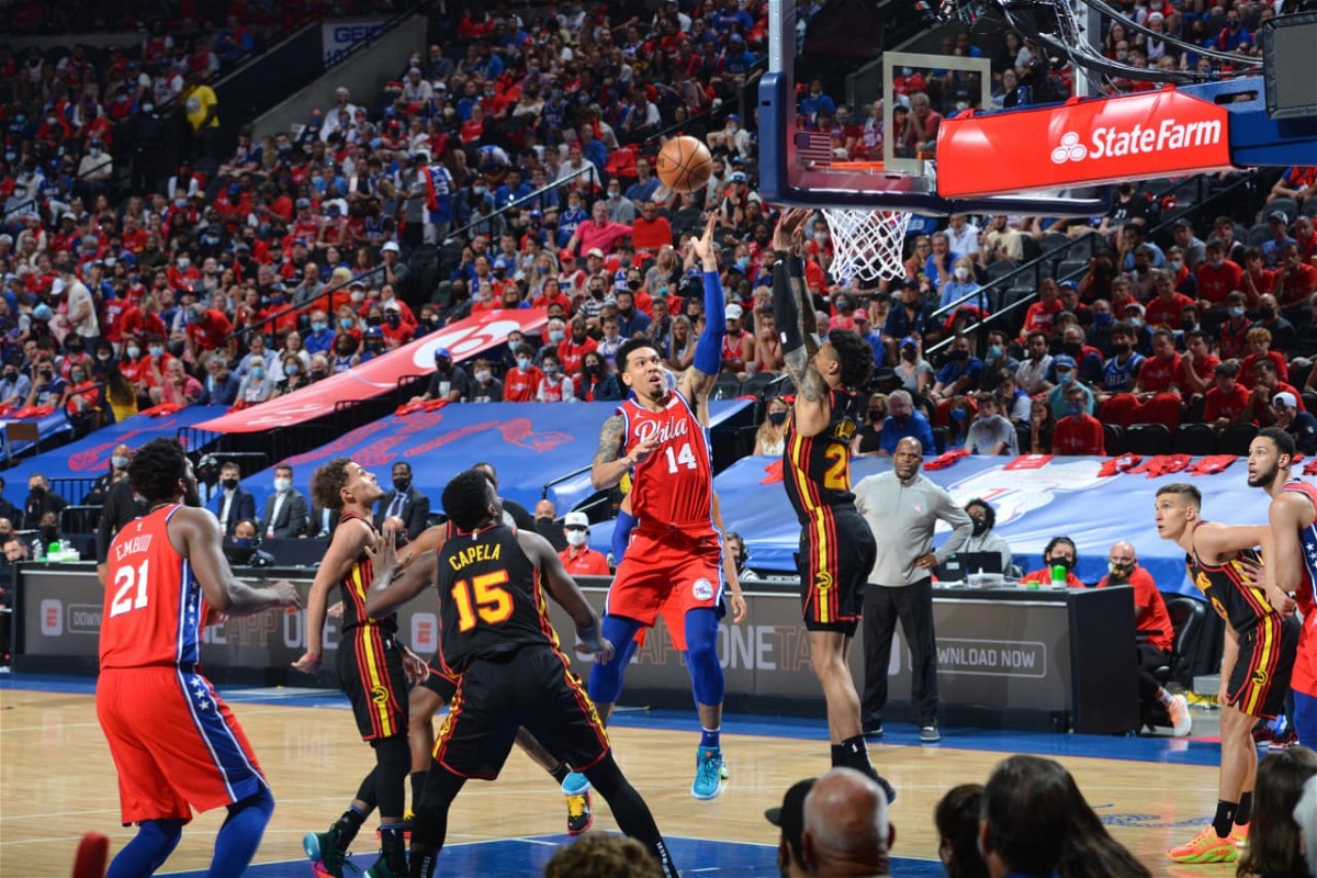 76ers' Danny green shoots a floater