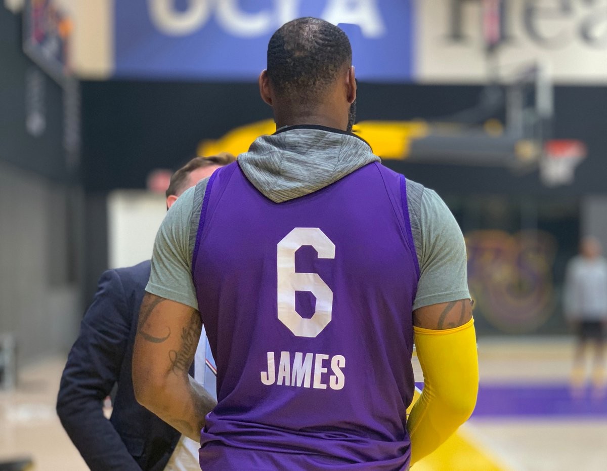 LeBron James changes his jersey number to 6 for the 2021-22 season