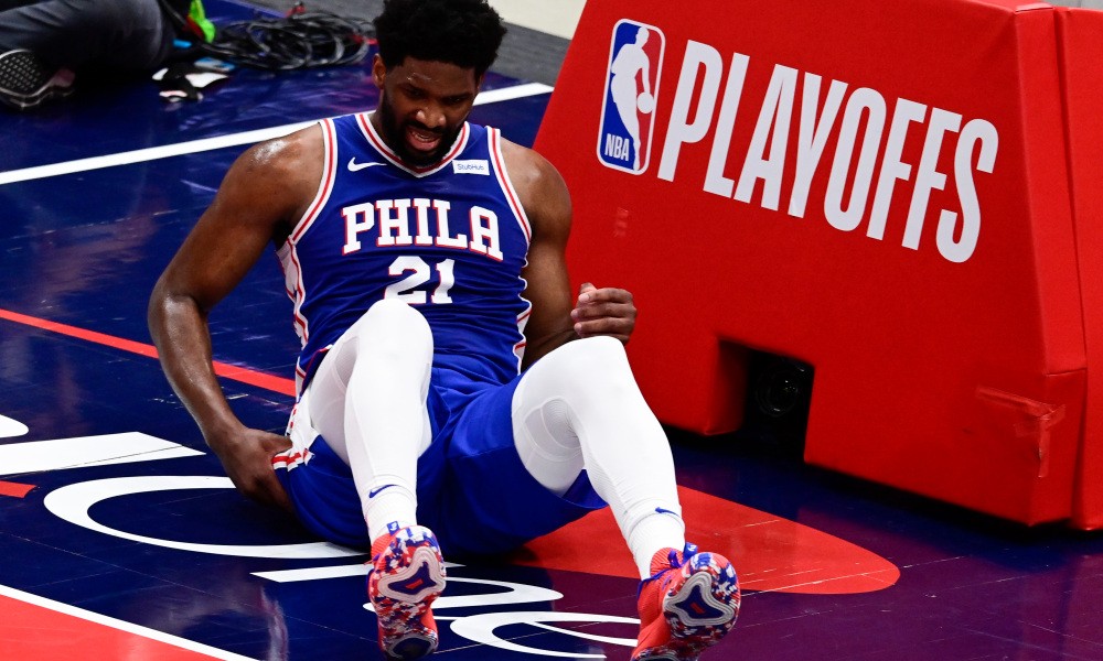 Joel Embiid goes down with injury vs the wizards