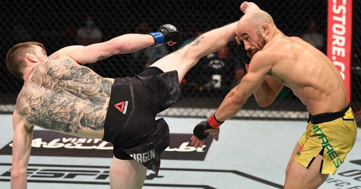 Cory Sandhagen hits Michael Moraes with a beautiful spinning kick