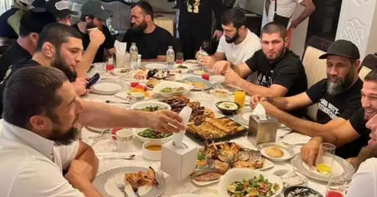 Khamzat Chimaev eats dinner with Khabib Nurmagomedov and his teammates