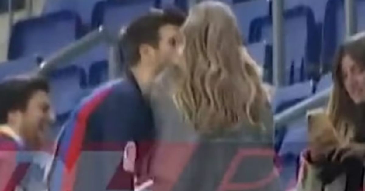Gerard Pique and Clara Chia Marti kissing after his farewell (Credits Directo Gol)