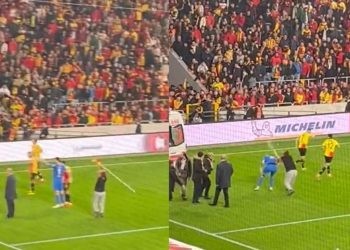 Goztepe fan attacking Altay goalkeeper during the delay. (Credits: Twitter)