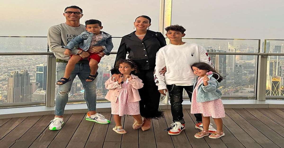 Cristiano Ronaldo with his girlfriend and children