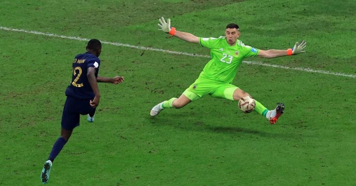 Emi Martinez saving Kolo Muani's shot in the last seconds of the FIFA World Cup 2022 final