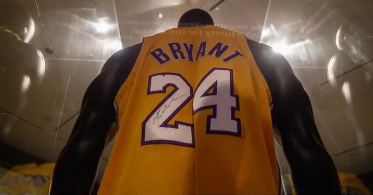 Kobe Bryant wearing 24 on his jersey (Getty Images)